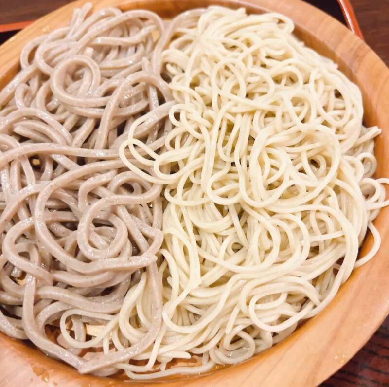 そば 蕎麦 蕎麦屋 そば屋 おすすめ soba 日刊水と蕎麦 soba-aqua メニュー「鴨汁付き 二色そば」「まぐろ山かけ」