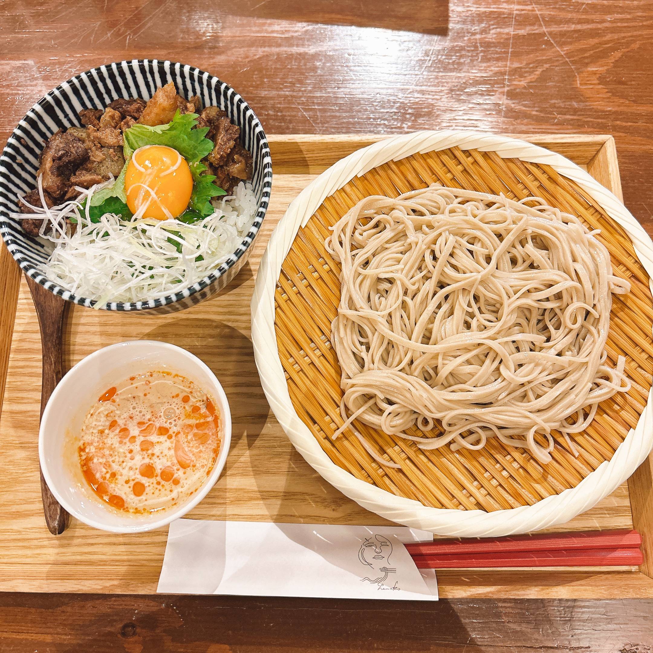 そば 蕎麦 蕎麦屋 そば屋 おすすめ soba 日刊水と蕎麦 soba-aqua メニュー 東京都丸の内『スタンド JAPA SOBA HANAKO 丸の内店』「ざる蕎麦 ピリ辛担々麵風 牛すじ丼セット」