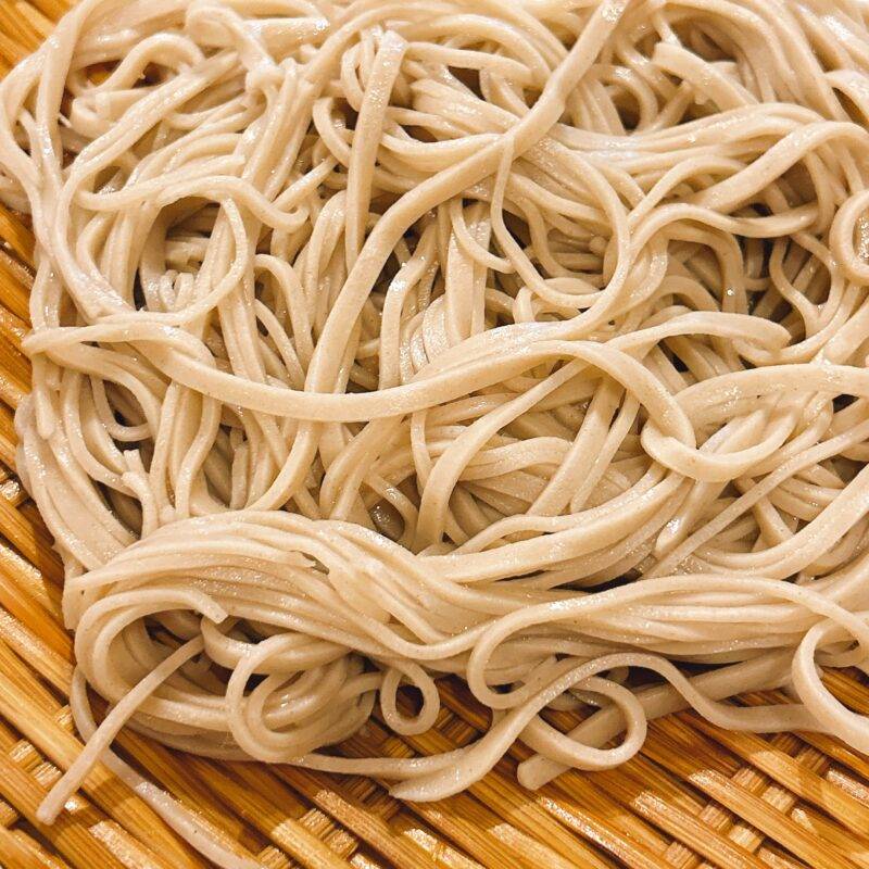 そば 蕎麦 蕎麦屋 そば屋 おすすめ soba 日刊水と蕎麦 soba-aqua メニュー 東京都丸の内『スタンド JAPA SOBA HANAKO 丸の内店』「ざる蕎麦 ピリ辛担々麵風 牛すじ丼セット」
