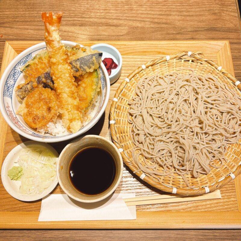 そば 蕎麦 蕎麦屋 そば屋 おすすめ soba 日刊水と蕎麦 soba-aqua メニュー神奈川県横浜『石臼挽き二八そば そばしき紀尾井町 横浜MORE’S店』「海老天丼と自家製二八そば」