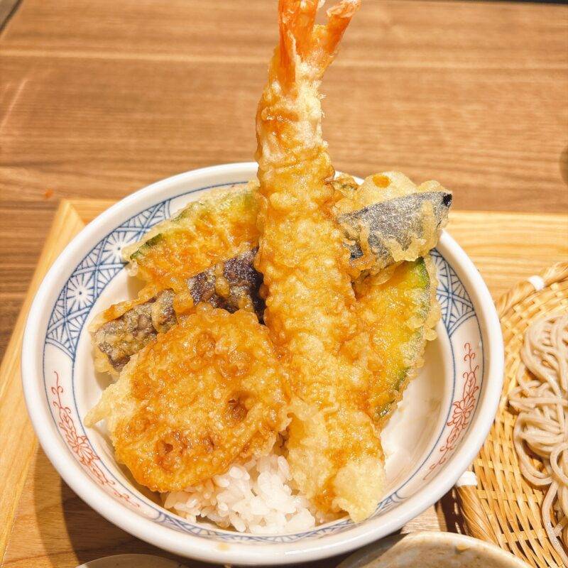 そば 蕎麦 蕎麦屋 そば屋 おすすめ soba 日刊水と蕎麦 soba-aqua メニュー神奈川県横浜『石臼挽き二八そば そばしき紀尾井町 横浜MORE’S店』「海老天丼と自家製二八そば」