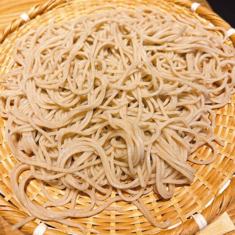 そば 蕎麦 蕎麦屋 そば屋 おすすめ soba 日刊水と蕎麦 soba-aqua メニュー神奈川県横浜『石臼挽き二八そば そばしき紀尾井町 横浜MORE’S店』「海老天丼と自家製二八そば」